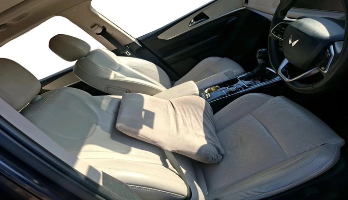 2021 Mahindra XUV700 AX 7 LUXURY P AT 7 STR, Petrol, Automatic, 96,908 km, interior