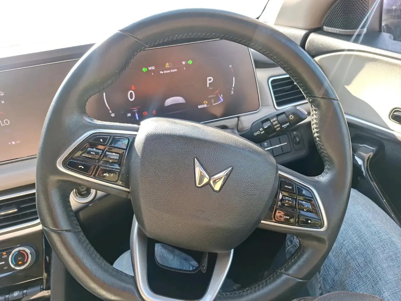 2021 Mahindra XUV700 AX 7 LUXURY P AT 7 STR, Petrol, Automatic, 1,08,500 km, interior