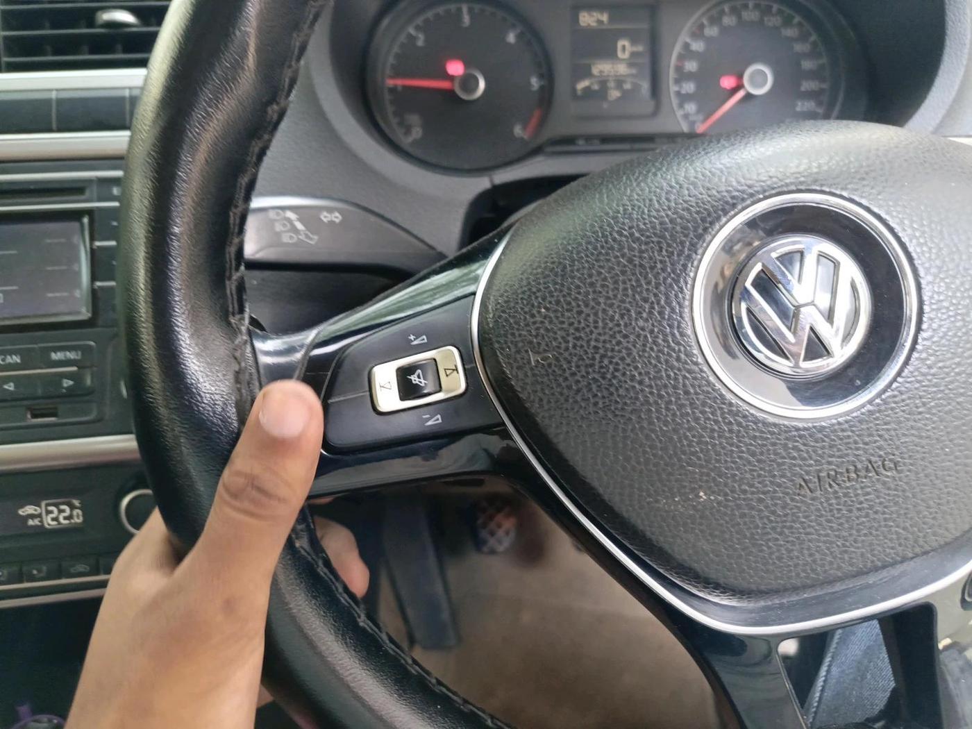 2015 Volkswagen Polo HIGHLINE1.2L DIESEL, Diesel, Manual, 1,29,596 km, interior