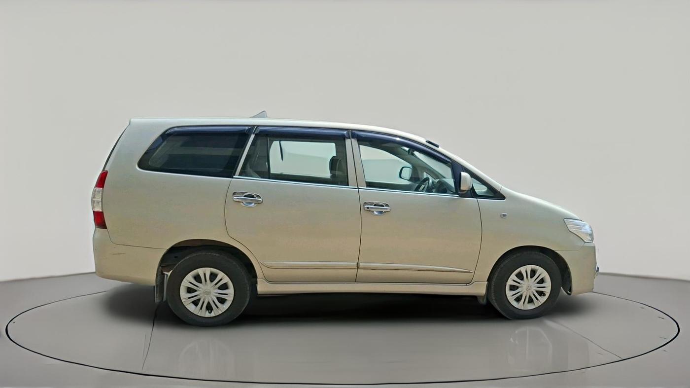 2014 Toyota Innova 2.5 GX 7 STR, Diesel, Manual, 3,17,580 km, exterior