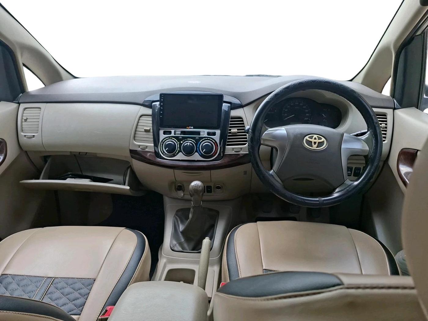 2014 Toyota Innova 2.5 GX 7 STR, Diesel, Manual, 3,17,580 km, interior