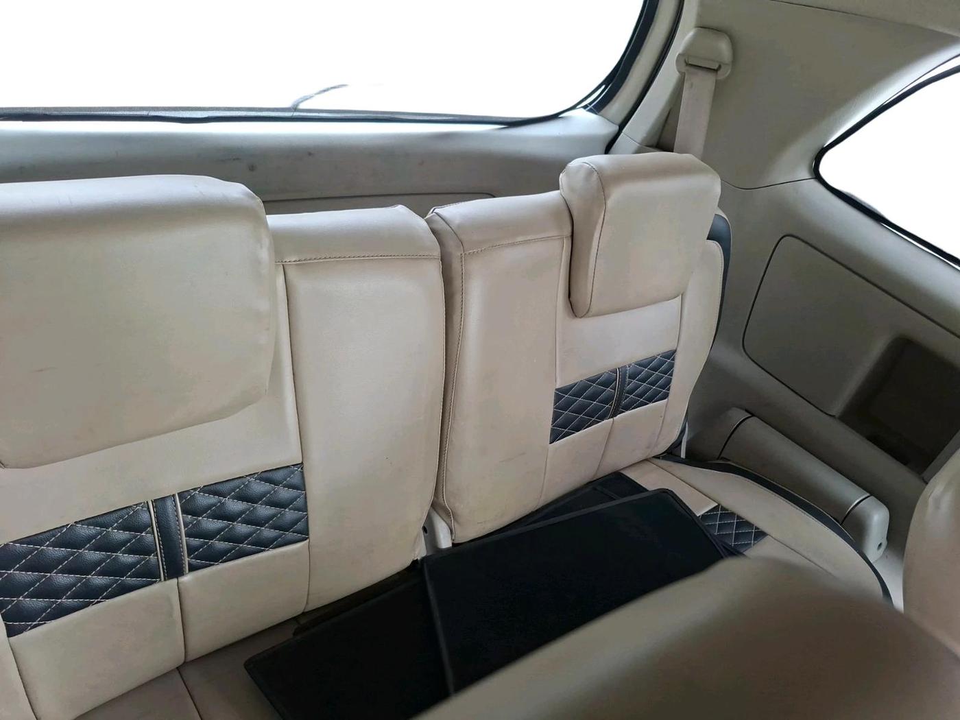 2014 Toyota Innova 2.5 GX 7 STR, Diesel, Manual, 3,17,580 km, interior