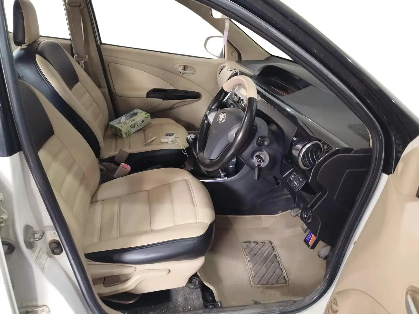 2017 Toyota Etios Liva V, Petrol, Manual, 98,250 km, interior