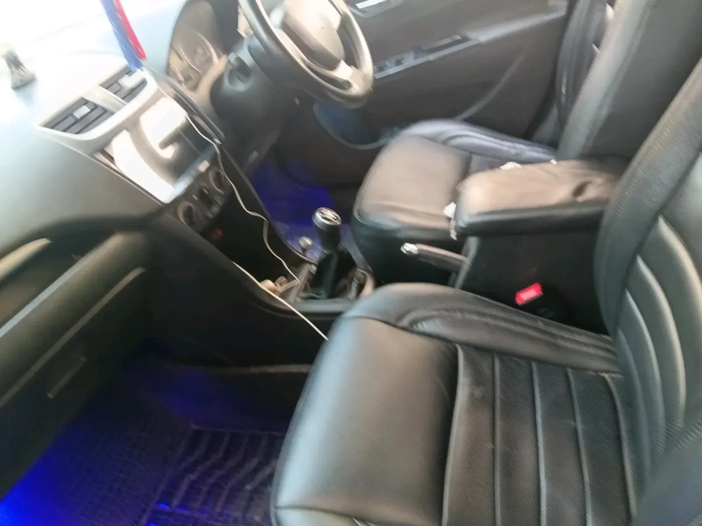 2014 Maruti Swift VXI, CNG, Manual, 1,43,783 km, interior