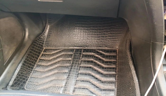 2014 Maruti Swift VXI, CNG, Manual, 1,43,783 km, interior