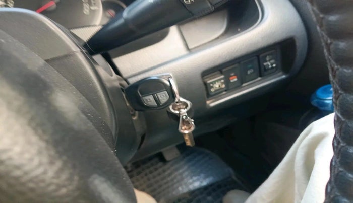 2014 Maruti Swift VXI, CNG, Manual, 1,43,783 km, interior