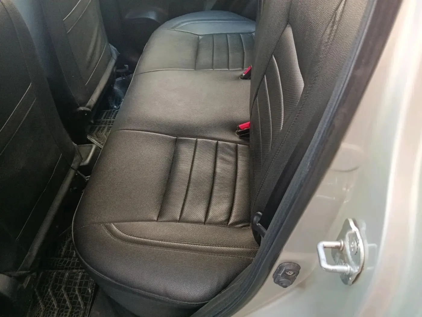 2014 Maruti Swift VXI, CNG, Manual, 1,43,783 km, interior
