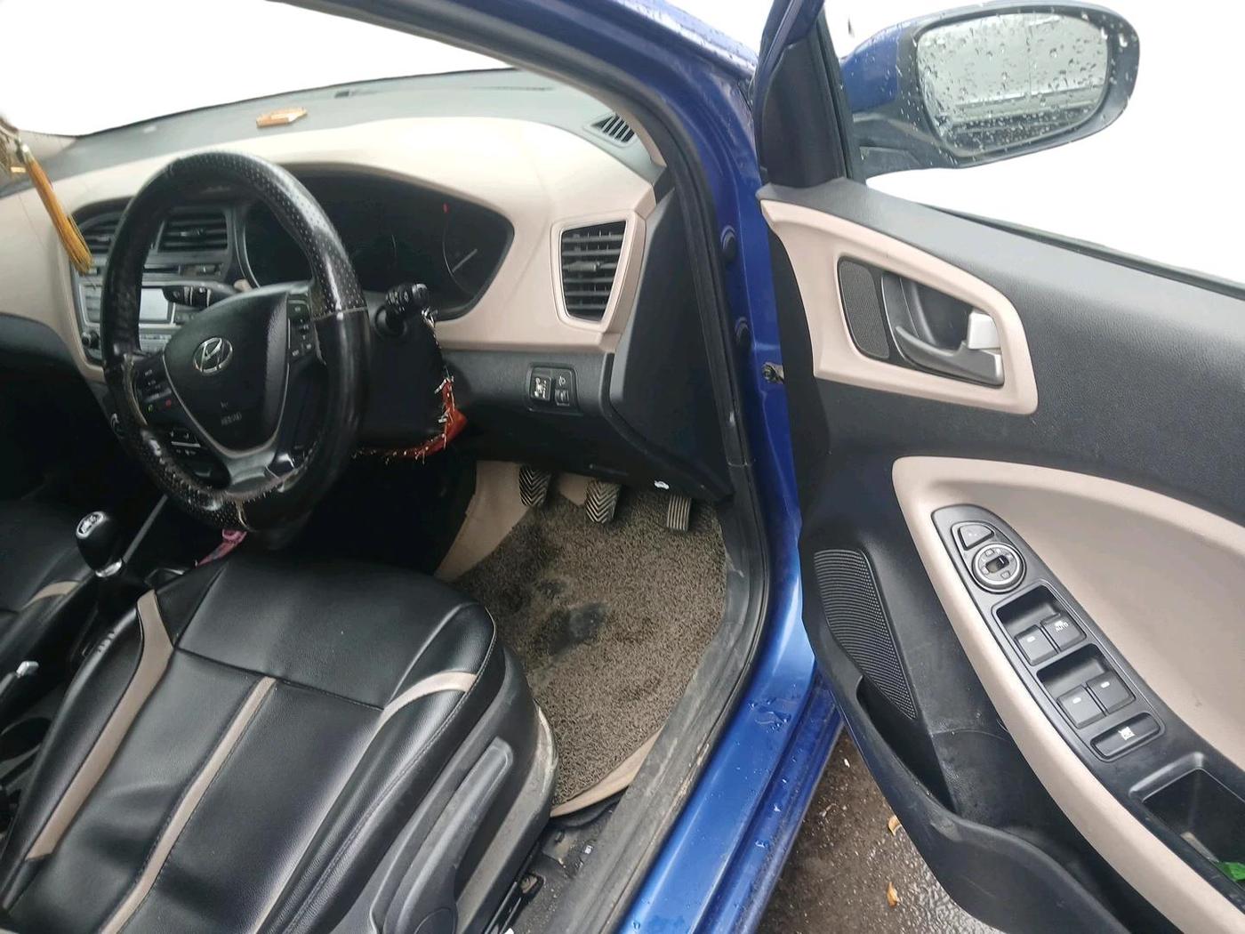 2015 Hyundai Elite i20 SPORTZ 1.2 (O), CNG, Manual, 1,15,389 km, interior