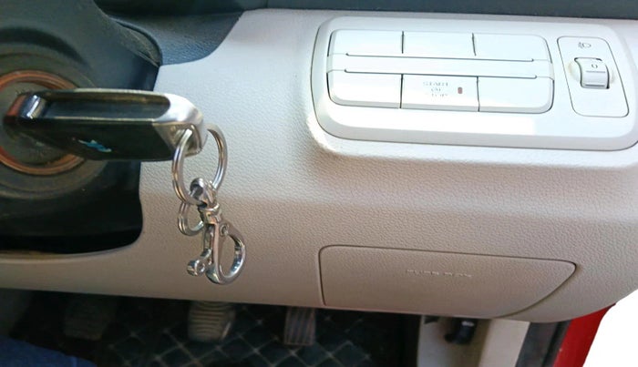 2020 Mahindra XUV300 W4 1.2 PETROL, Petrol, Manual, 96,953 km, interior