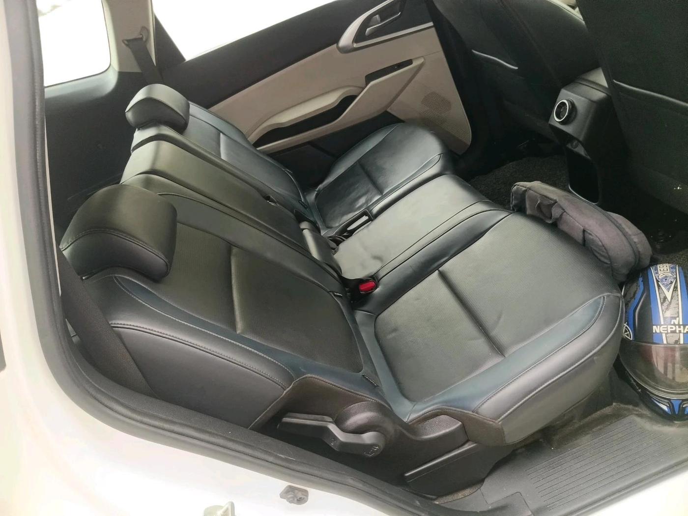 2023 KIA CARENS PREMIUM 1.5 PETROL 7 STR, CNG, Manual, 42,943 km, interior