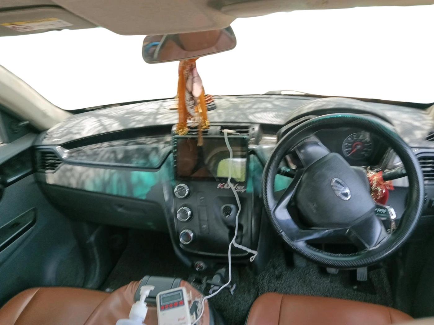 2018 Mahindra KUV 100 NXT K4+ P 6 STR, CNG, Manual, 92,968 km, interior