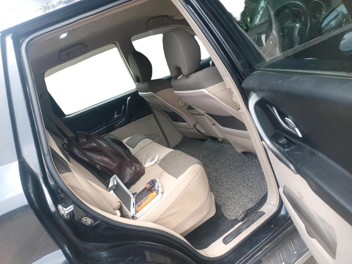 2017 Mahindra XUV500 W6 1.99, Diesel, Manual, 1,23,524 km, interior