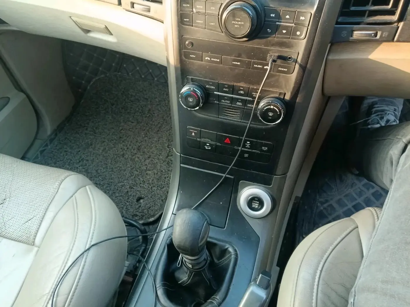 2016 Mahindra XUV500 W10, Diesel, Manual, 1,08,927 km, interior
