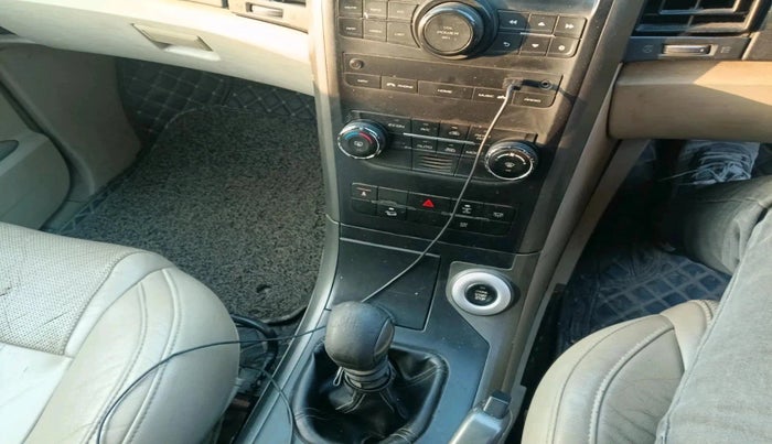 2016 Mahindra XUV500 W10, Diesel, Manual, 1,08,927 km, interior