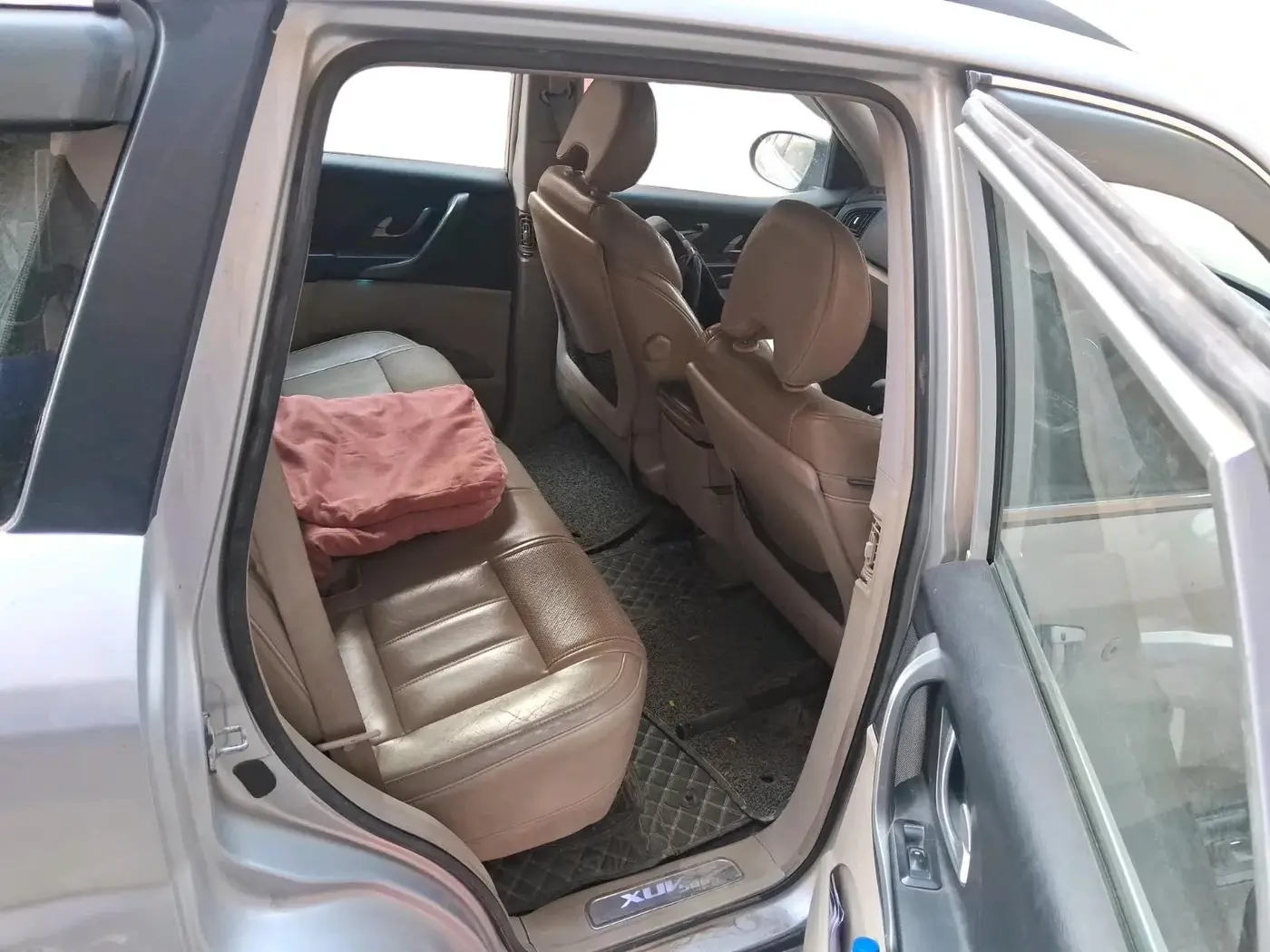 2016 Mahindra XUV500 W10, Diesel, Manual, 1,08,927 km, interior