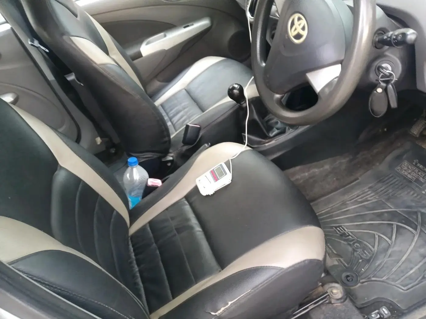 2011 Toyota Etios Liva V, Petrol, Manual, 75,303 km, interior