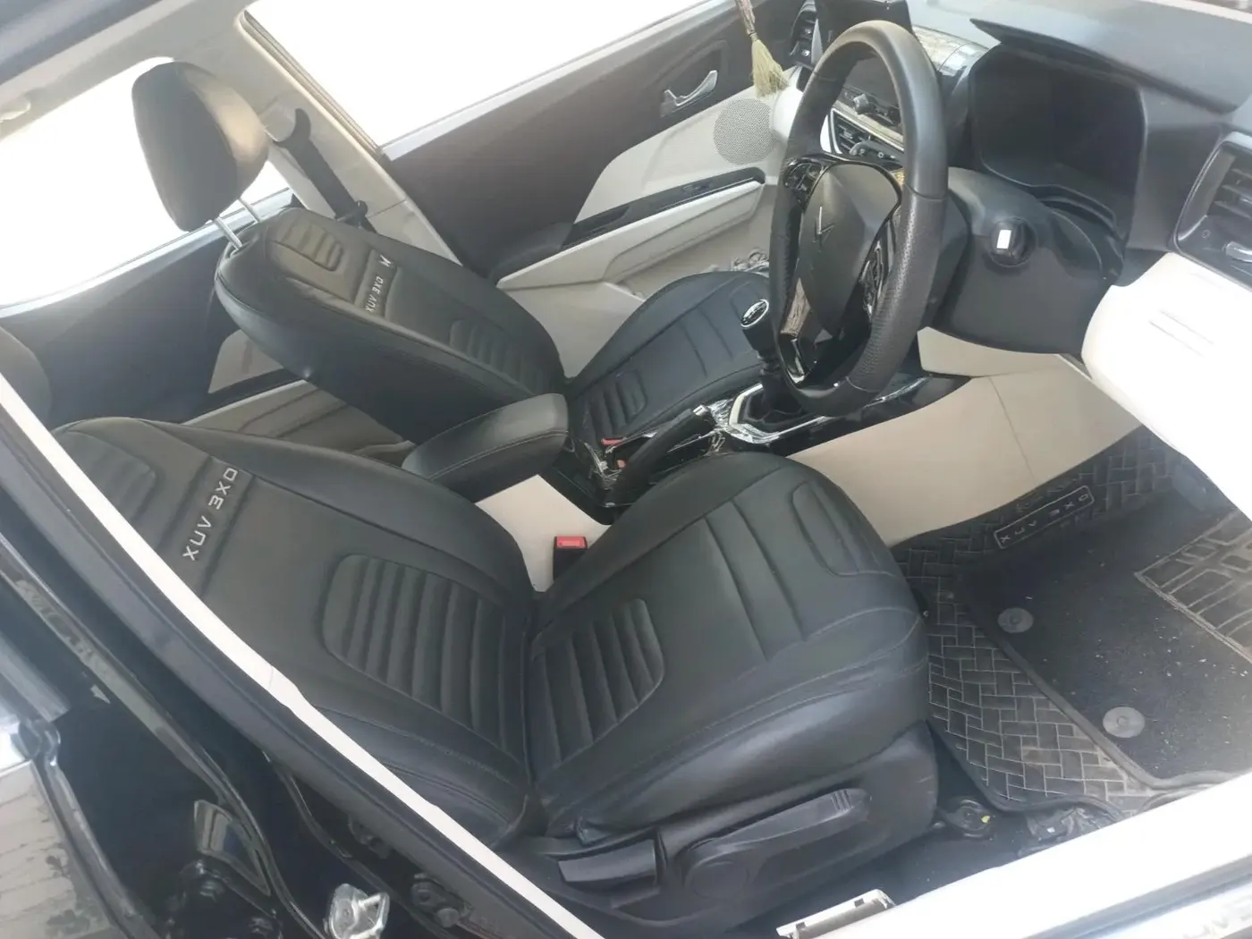 2024 Mahindra XUV 3XO AX5 1.2 L TCMPFi, Petrol, Manual, 14,000 km, interior