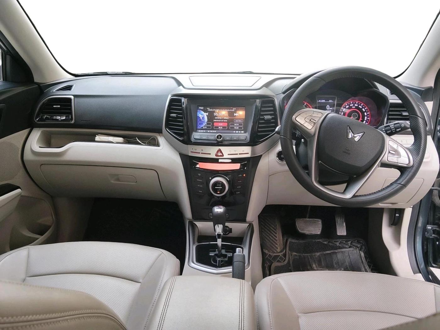 2023 Mahindra XUV300 W8 (O) 1.2 PETROL AMT, Petrol, Automatic, 28,983 km, interior