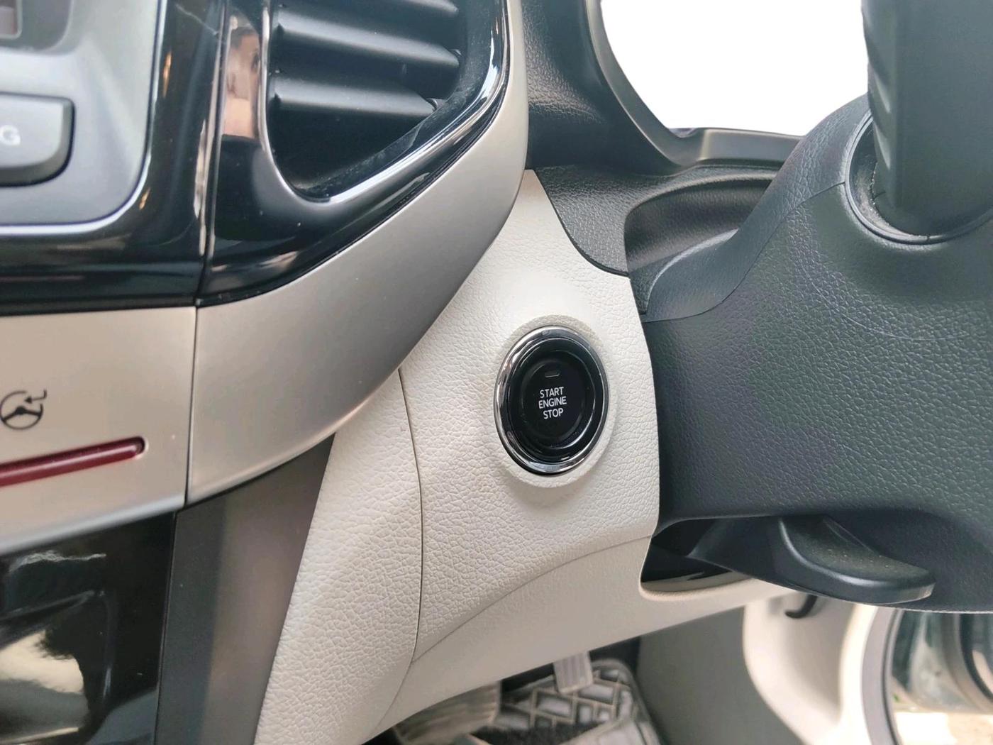 2023 Mahindra XUV300 W8 (O) 1.2 PETROL AMT, Petrol, Automatic, 28,983 km, interior