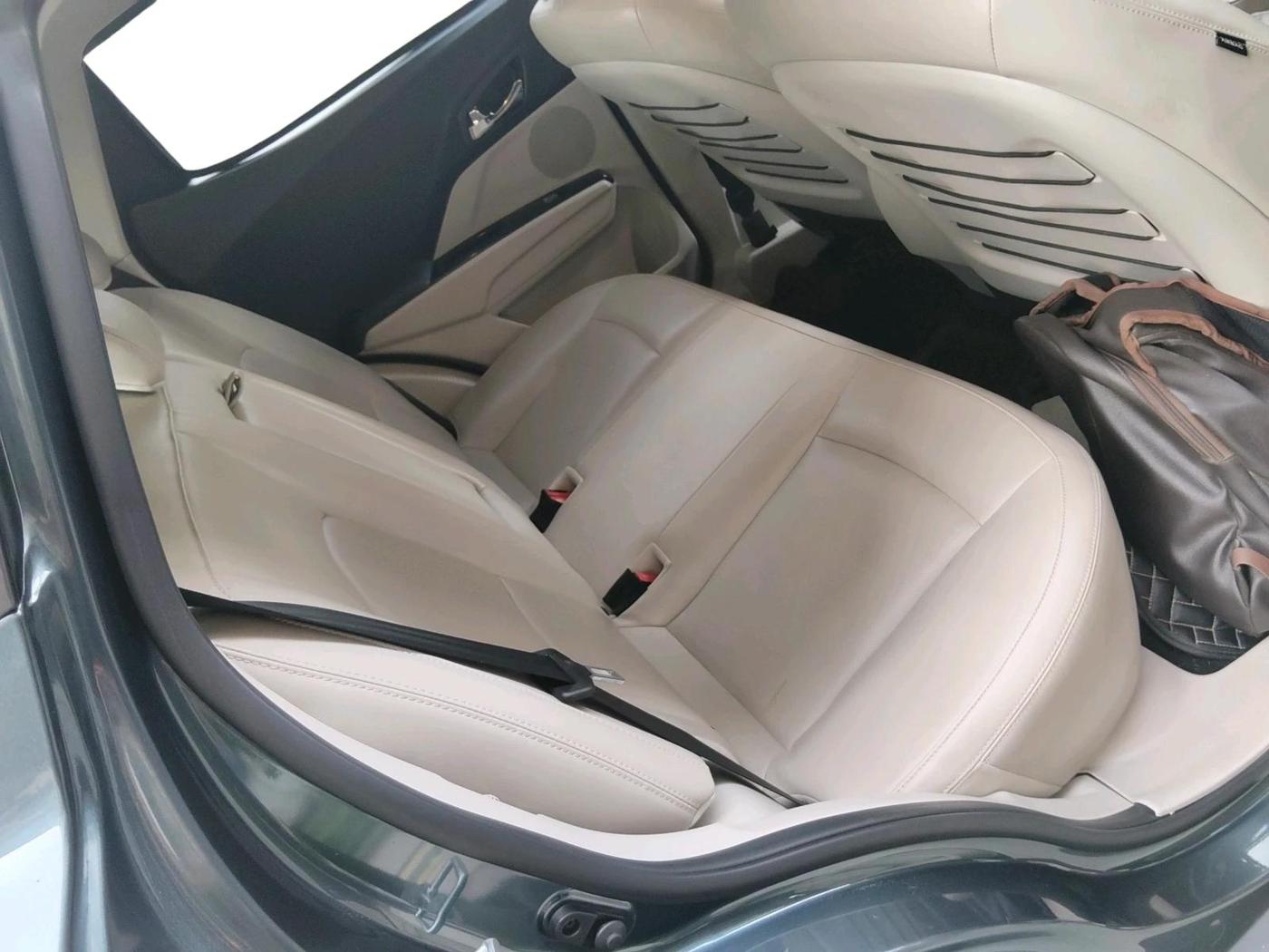 2023 Mahindra XUV300 W8 (O) 1.2 PETROL AMT, Petrol, Automatic, 28,983 km, interior
