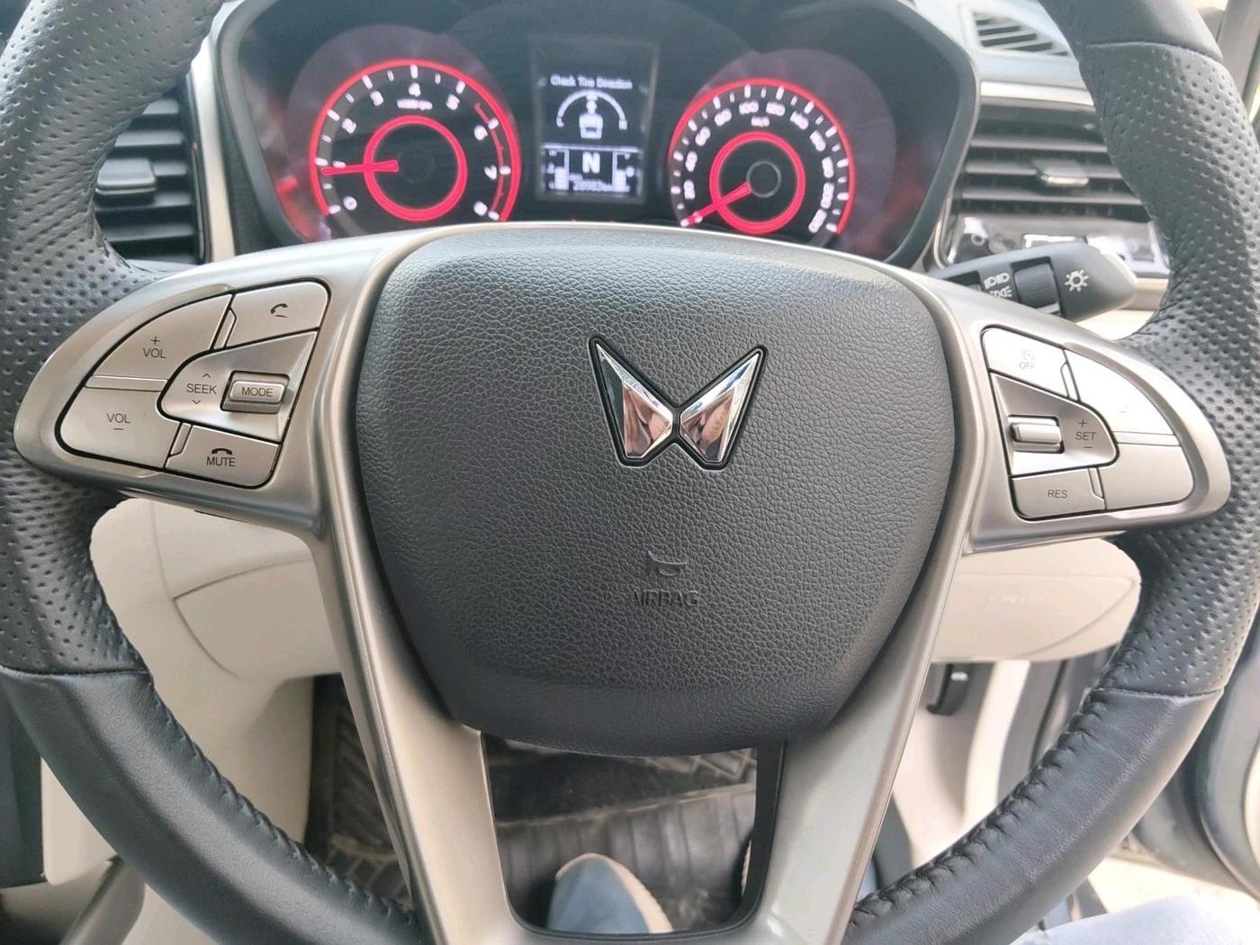 2023 Mahindra XUV300 W8 (O) 1.2 PETROL AMT, Petrol, Automatic, 28,983 km, interior