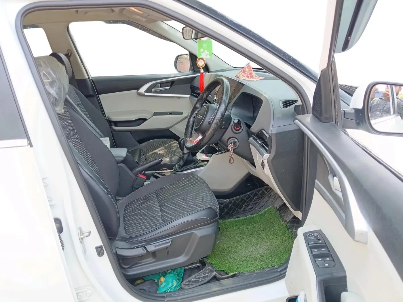 2022 KIA CARENS PRESTIGE 1.4 PETROL 7 STR, Petrol, Manual, 61,077 km, interior