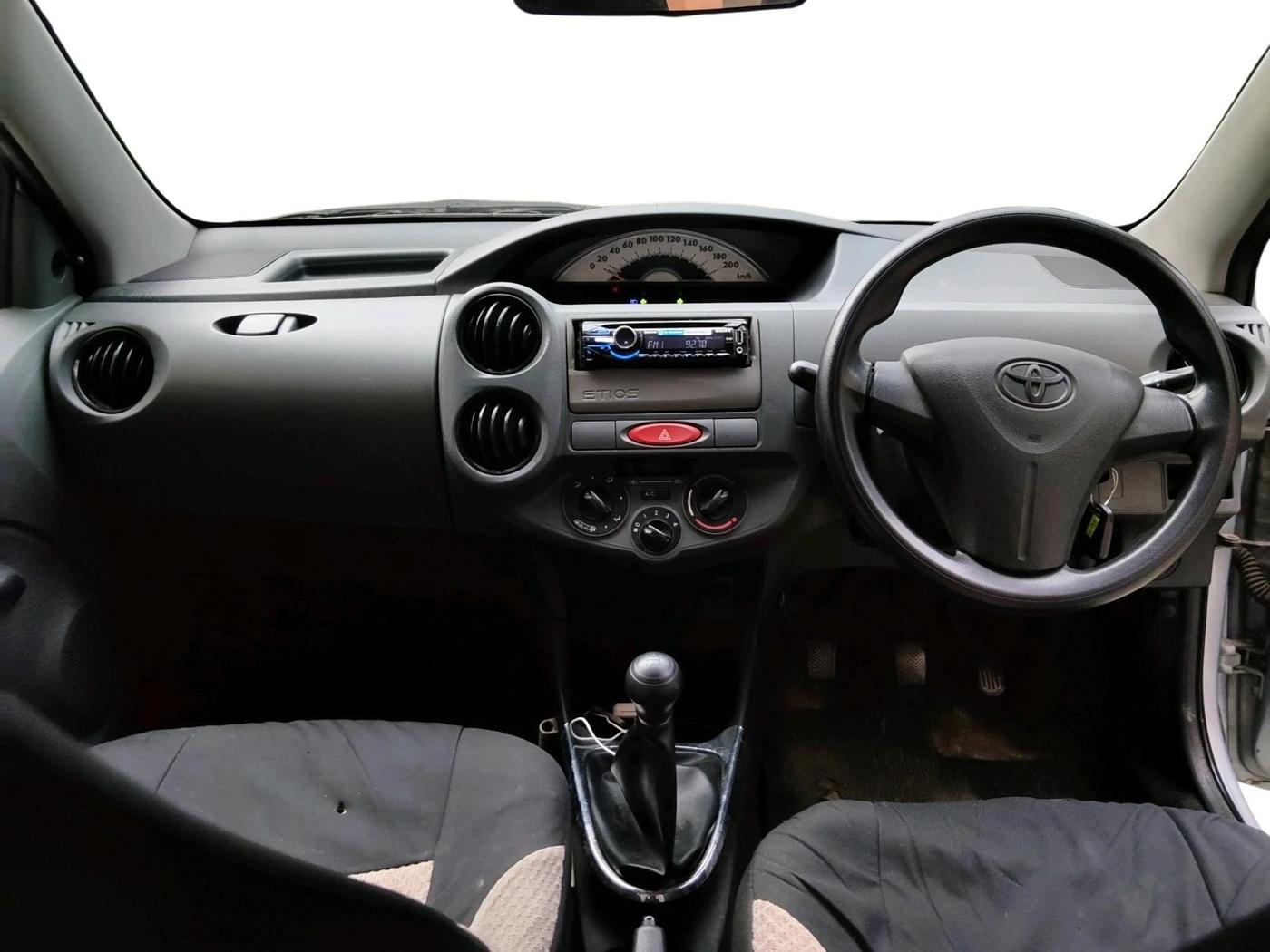 2012 Toyota Etios Liva G, Petrol, Manual, 1,39,725 km, interior