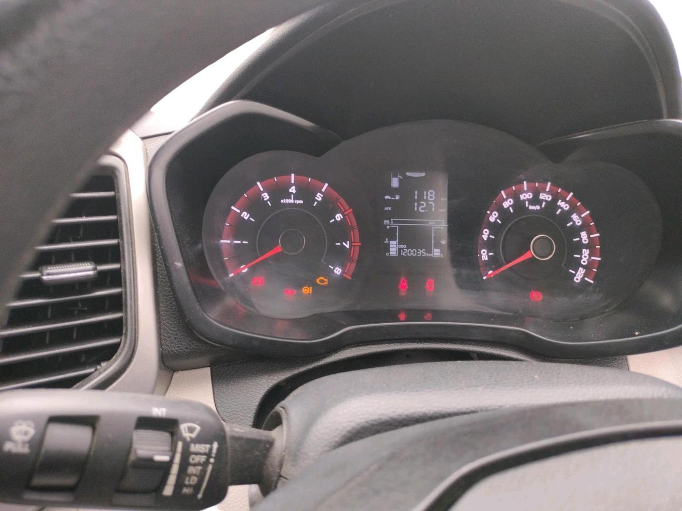2020 Mahindra XUV300 W6 1.2 PETROL, Petrol, Manual, 1,20,035 km, interior