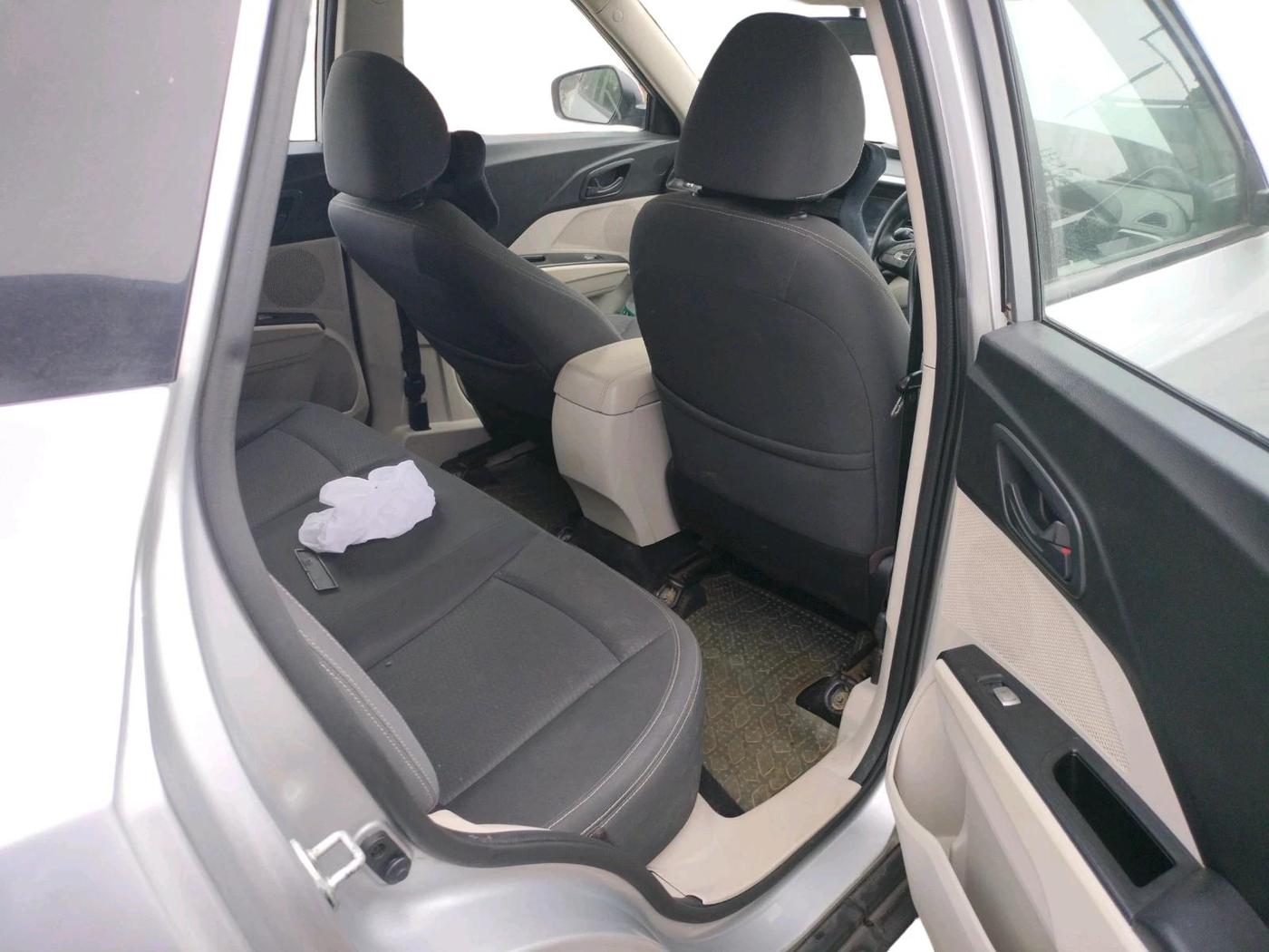 2020 Mahindra XUV300 W6 1.2 PETROL, Petrol, Manual, 1,20,035 km, interior