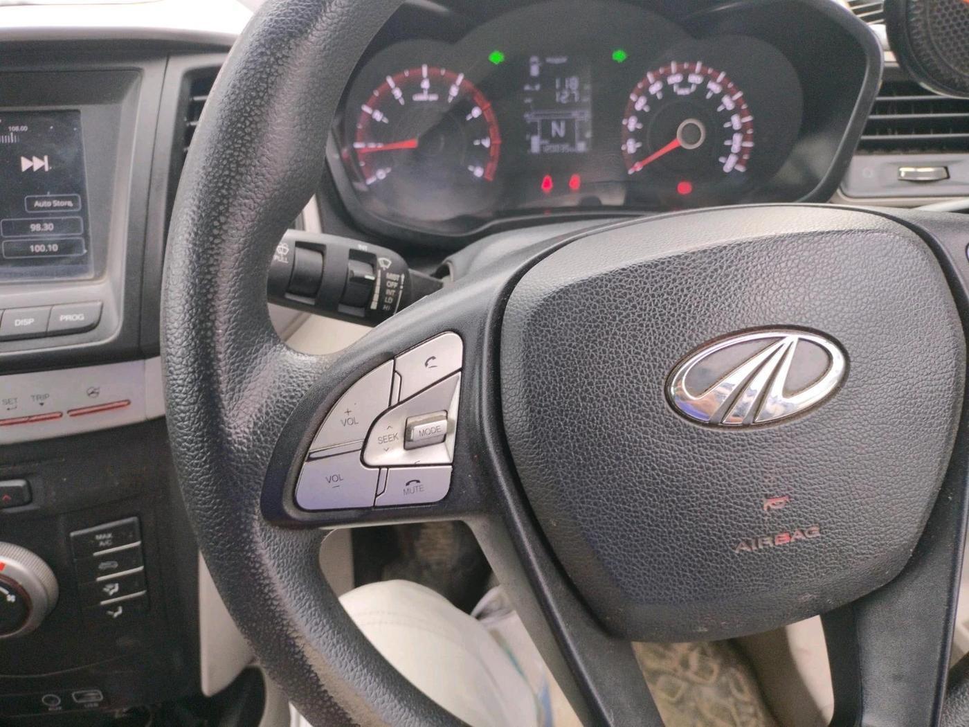 2020 Mahindra XUV300 W6 1.2 PETROL, Petrol, Manual, 1,20,035 km, interior