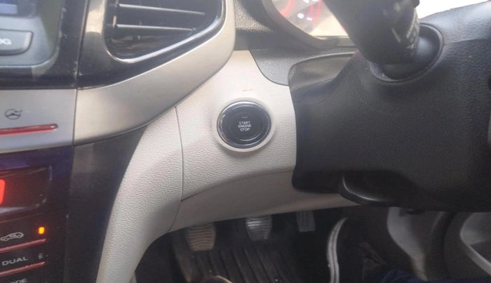 2024 Mahindra XUV300 W8 1.2 PETROL, Petrol, Manual, 21,276 km, interior