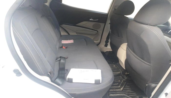 2024 Mahindra XUV300 W8 1.2 PETROL, Petrol, Manual, 21,276 km, interior