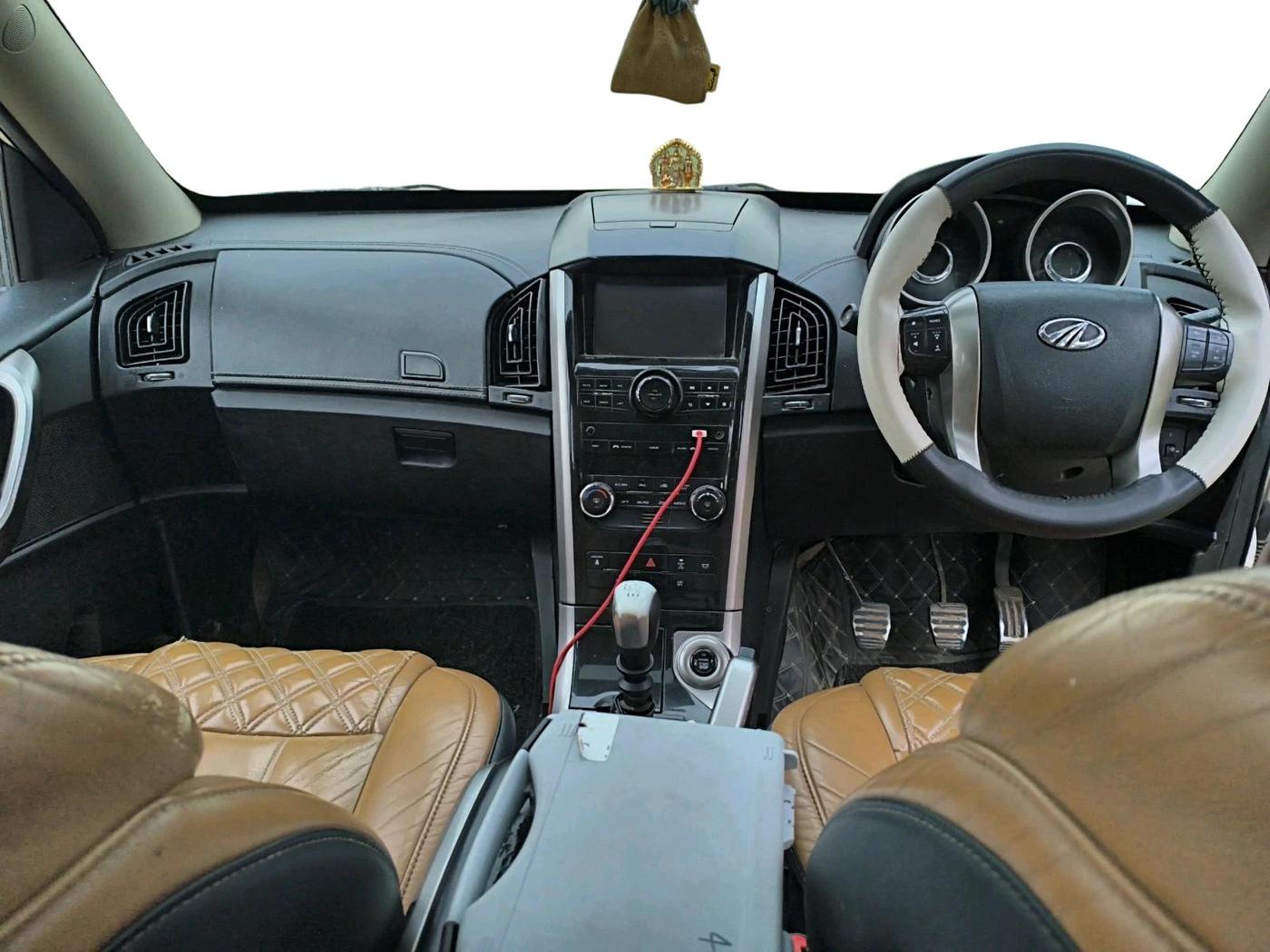 2018 Mahindra XUV500 W11, Diesel, Manual, 88,332 km, interior