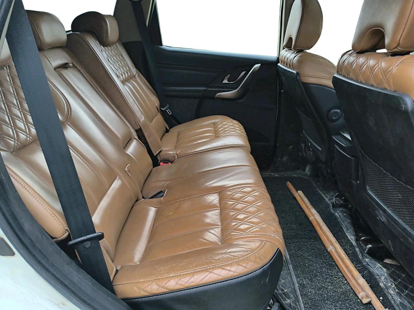 2018 Mahindra XUV500 W11, Diesel, Manual, 88,332 km, interior