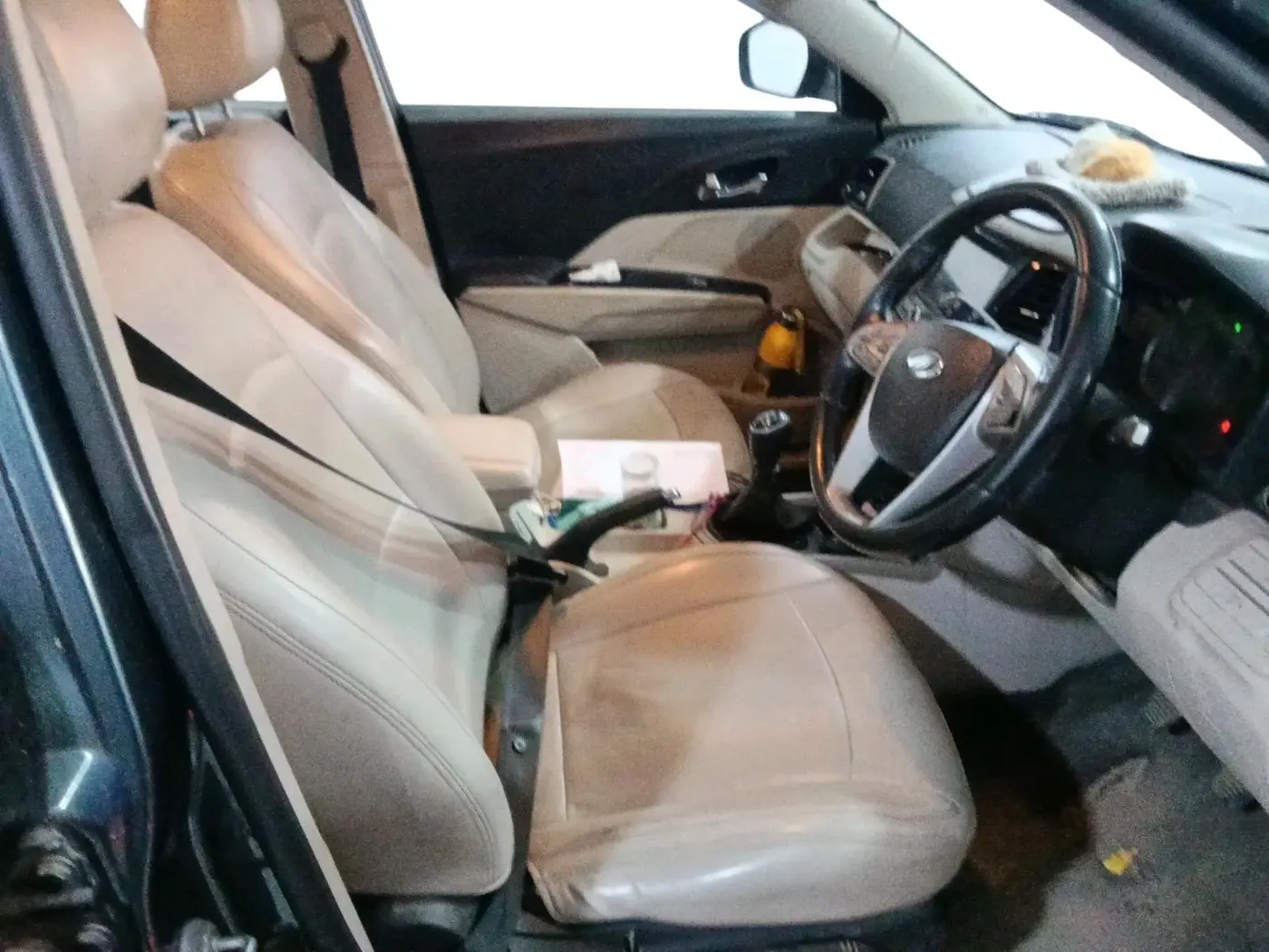 2019 Mahindra XUV300 W8 1.2 PETROL, Petrol, Manual, 1,43,014 km, interior