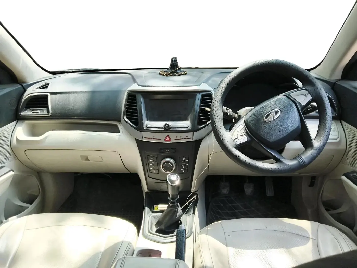 2019 Mahindra XUV300 W6 1.2 PETROL, Petrol, Manual, 61,700 km, interior