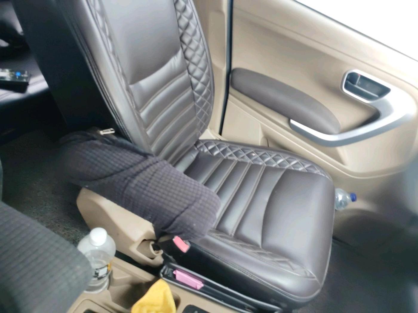 2017 Mahindra TUV300 T8, Diesel, Manual, 2,05,560 km, interior