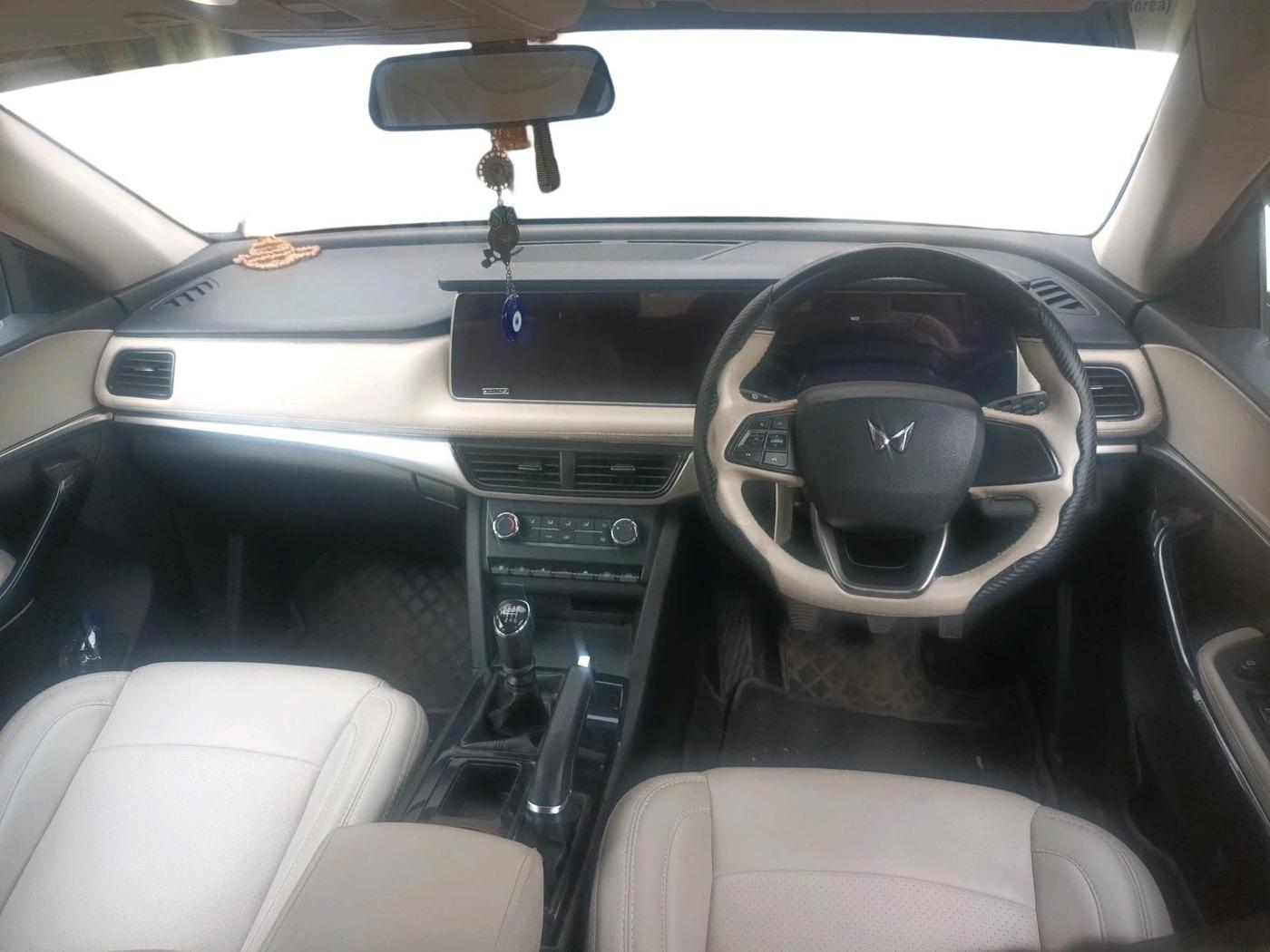 2022 Mahindra XUV700 AX 5 D MT 5 STR, Diesel, Manual, 70,100 km, interior