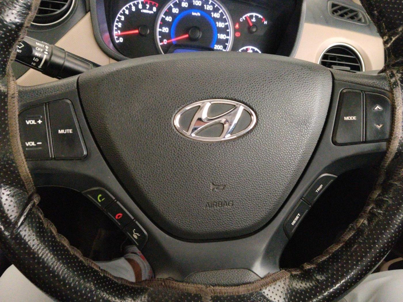 2017 Hyundai Grand i10 SPORTZ (O) 1.2 KAPPA VTVT, Petrol, Manual, 1,09,188 km, interior