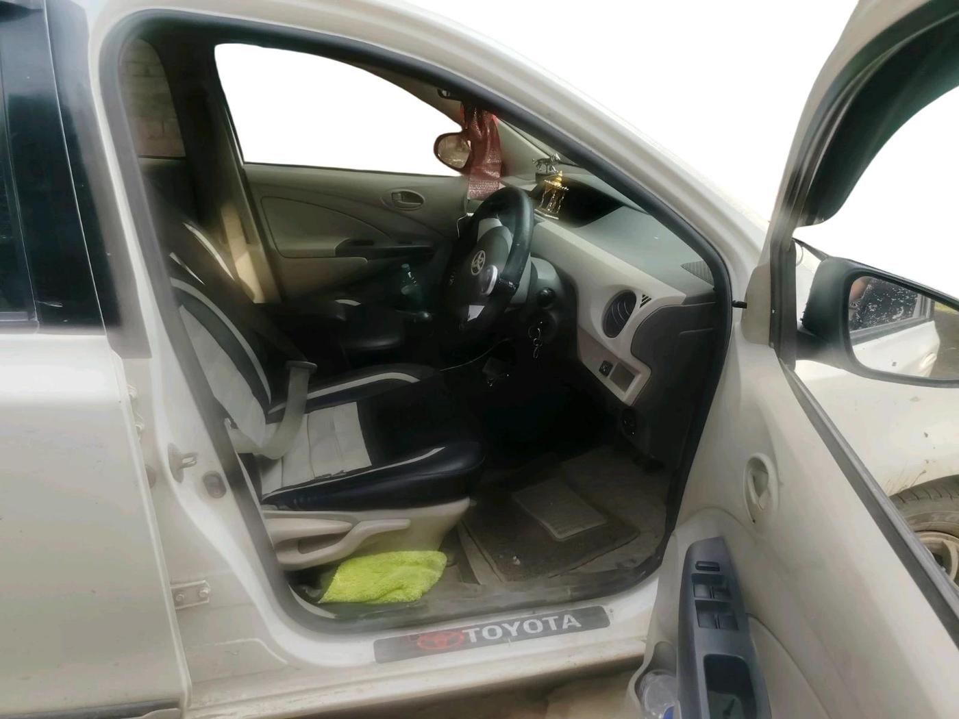 2015 Toyota Etios G, CNG, Manual, 1,57,827 km, interior