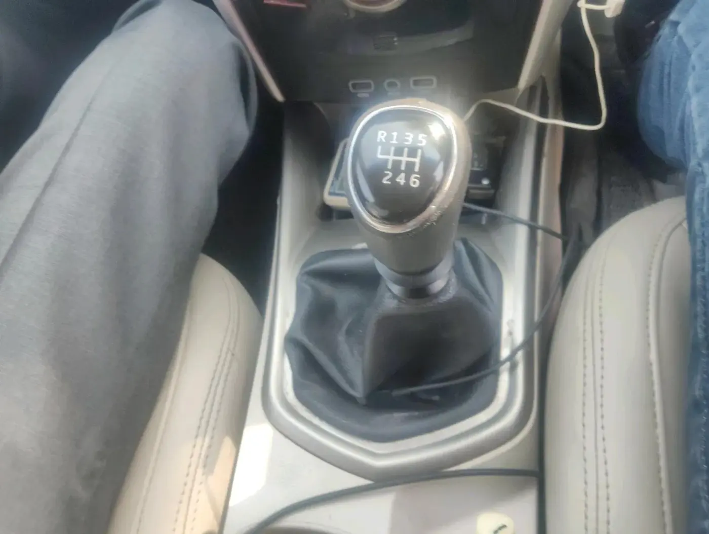 2020 Mahindra XUV300 W8 1.2 PETROL, Petrol, Manual, 1,40,704 km, interior