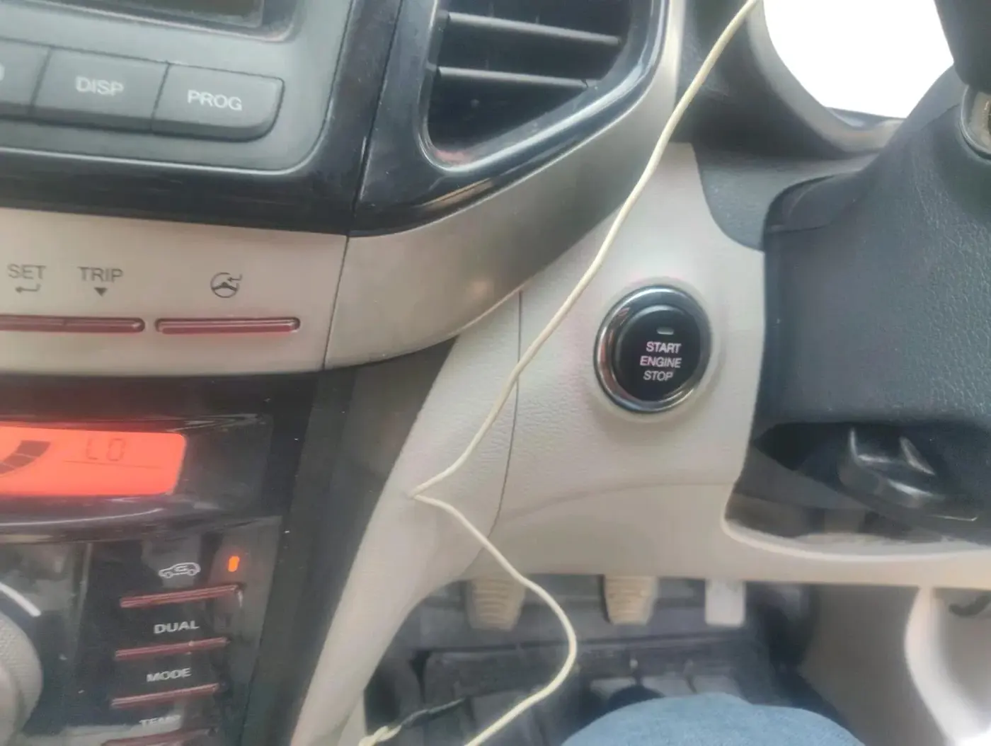 2020 Mahindra XUV300 W8 1.2 PETROL, Petrol, Manual, 1,40,704 km, interior