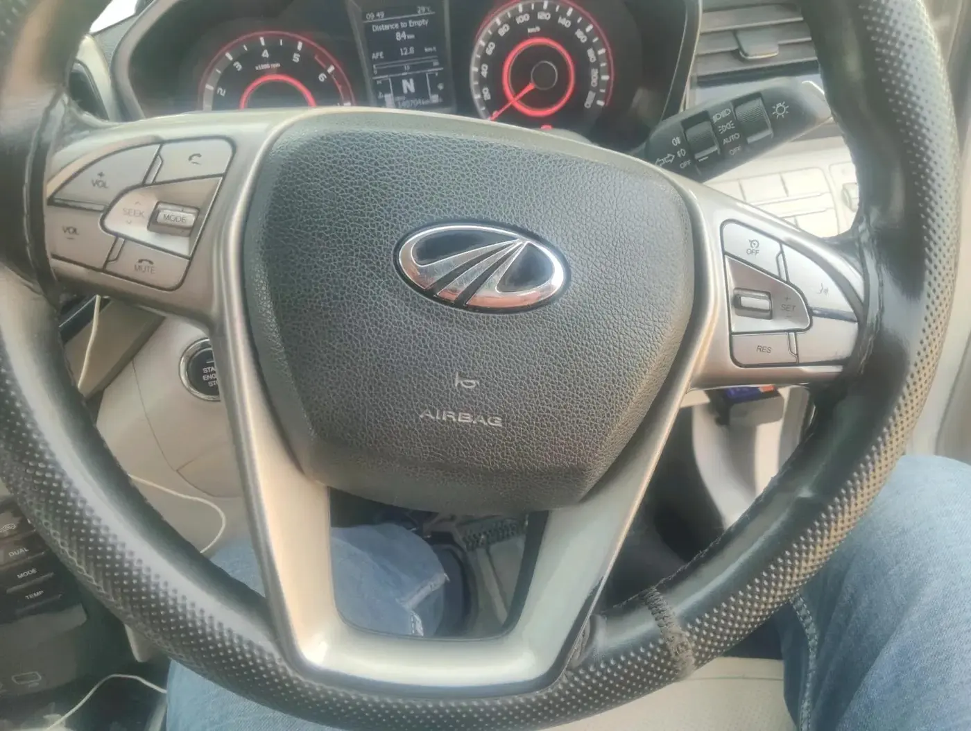 2020 Mahindra XUV300 W8 1.2 PETROL, Petrol, Manual, 1,40,704 km, interior