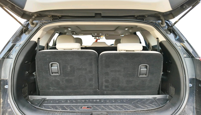 2025 Mahindra XUV700 AX 7 LUXURY P AT 7 STR, Petrol, Automatic, 15,662 km, exterior