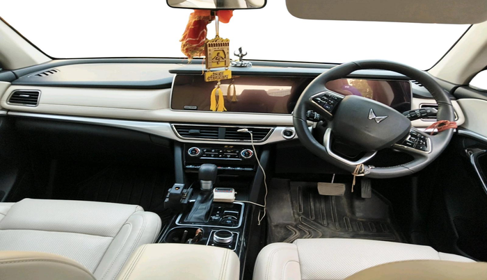 2025 Mahindra XUV700 AX 7 LUXURY P AT 7 STR, Petrol, Automatic, 15,662 km, interior