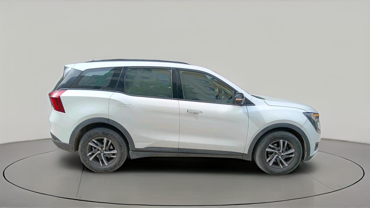 2023 Mahindra XUV700 AX 5 D MT 7 STR, Diesel, Manual, 28,577 km, exterior