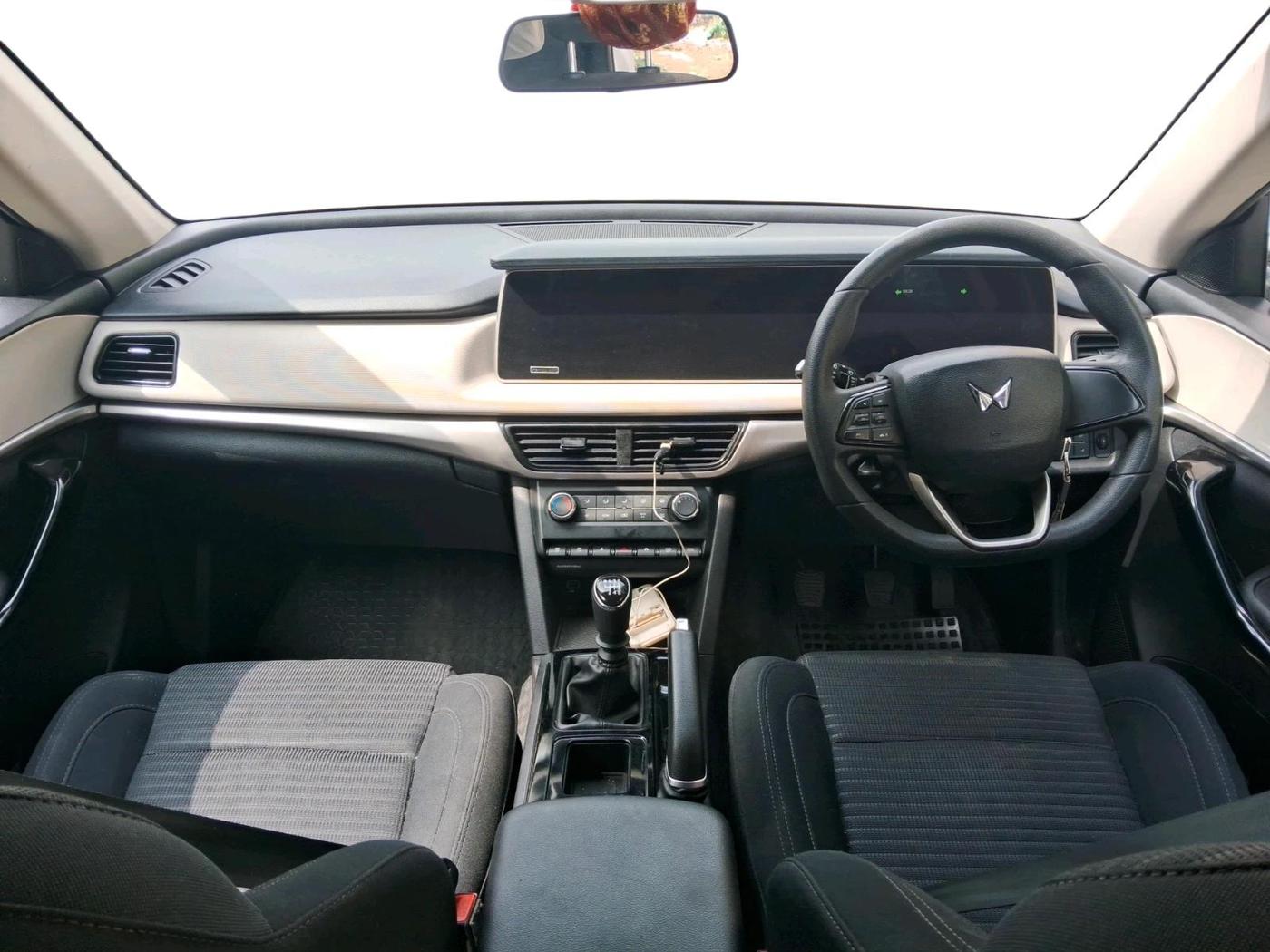 2023 Mahindra XUV700 AX 5 D MT 7 STR, Diesel, Manual, 28,577 km, interior