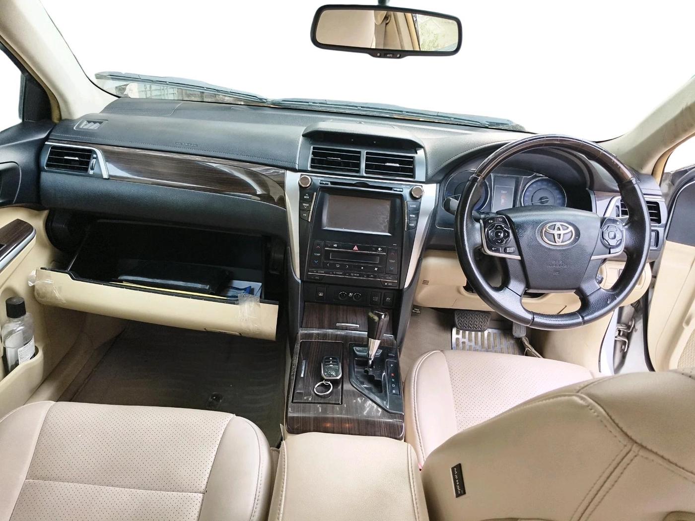 2015 Toyota Camry HYBRID, Hybrid, Automatic, 2,63,972 km, interior