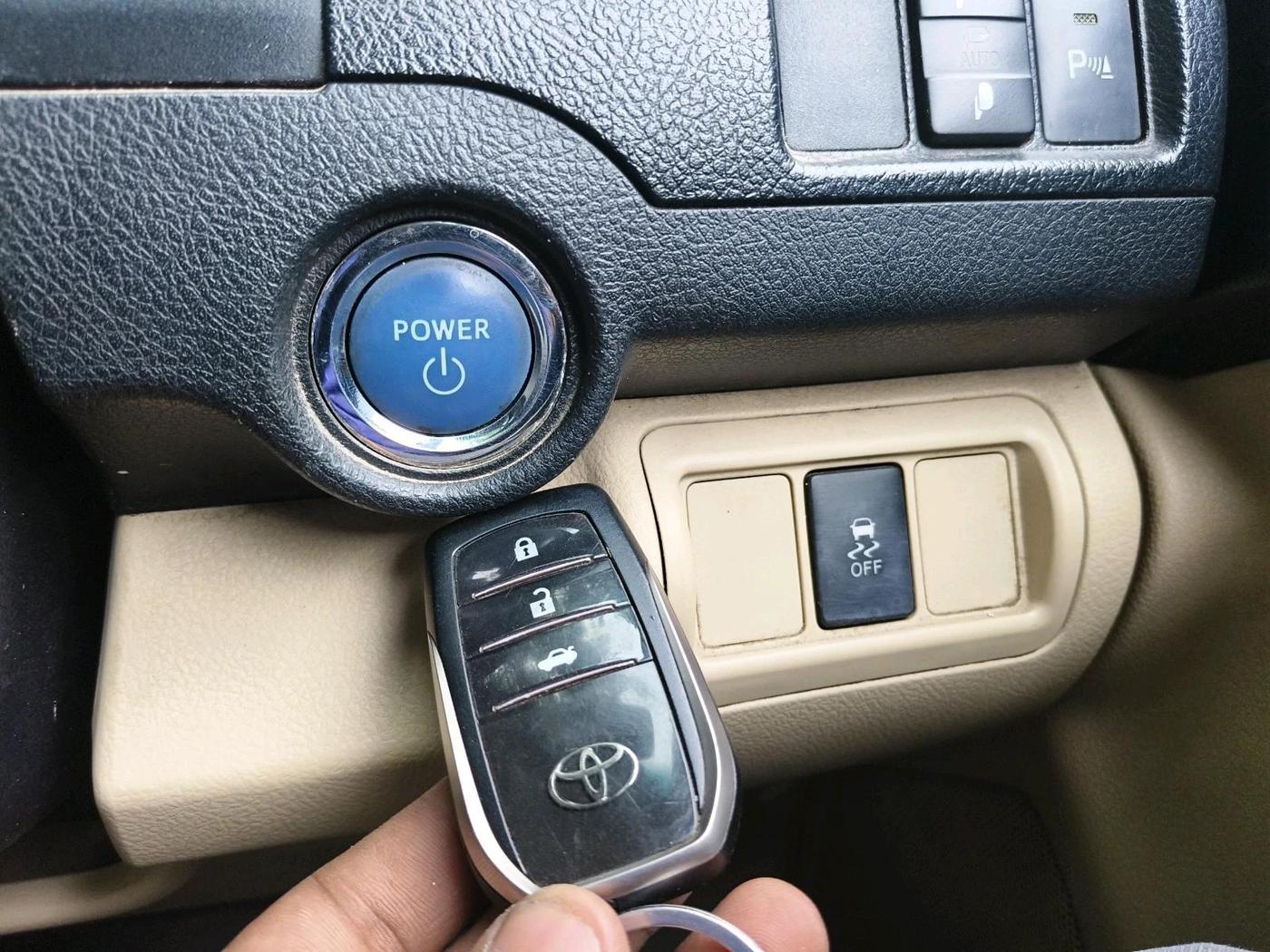 2015 Toyota Camry HYBRID, Hybrid, Automatic, 2,63,972 km, interior