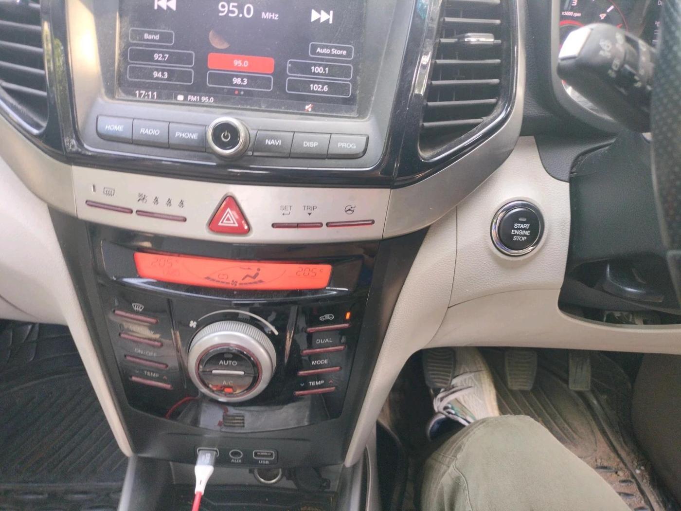 2019 Mahindra XUV300 W8 (O) 1.5 DIESEL, Diesel, Manual, 1,26,040 km, interior